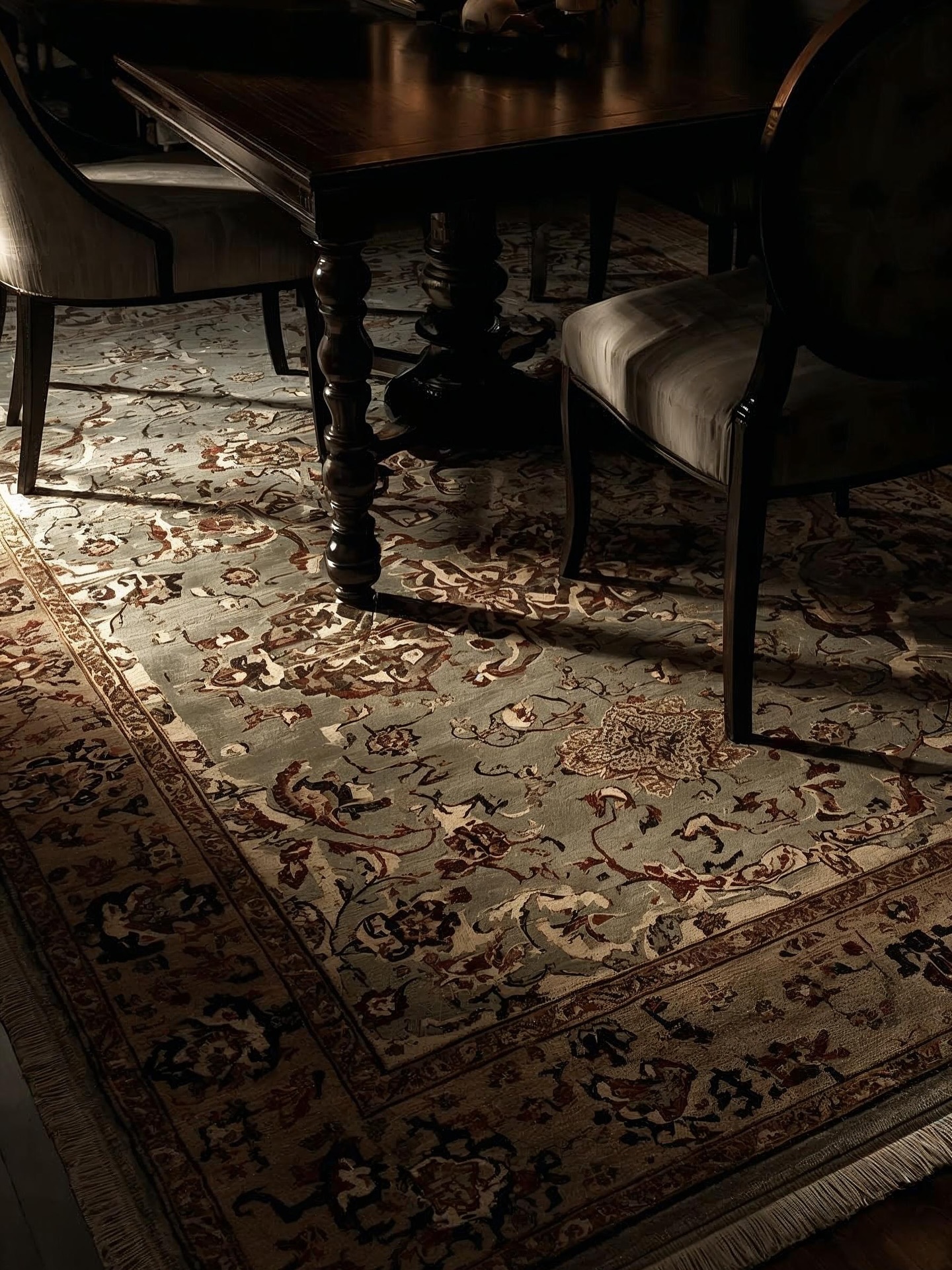 Sala decorada con tapete Safron Rugs en ambiente premium